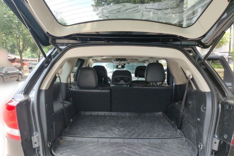 Used Dodge Journey 2013 2.4L Two-Wheel Drive Luxury Version Trunk