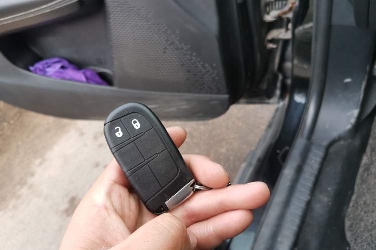 Used Dodge Journey 2013 2.4L Two-Wheel Drive Luxury Version Vehicle Key