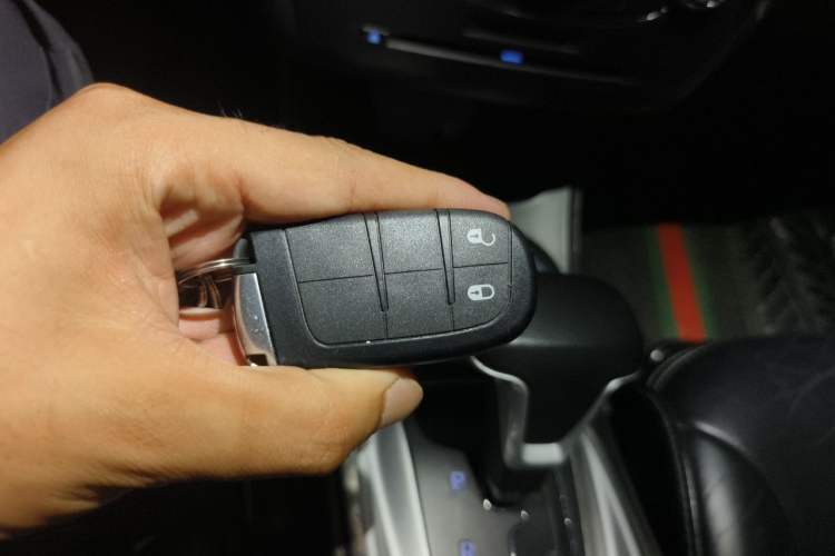 Used Dodge Journey 2013 2.4L Two-Wheel Drive Luxury Version Vehicle Key