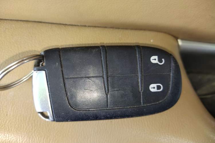Used Dodge Journey 2013 2.4L Two-Wheel Drive Luxury Version Vehicle Key