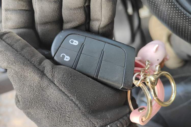 Used Dodge Journey 2013 2.4L Two-Wheel Drive Luxury Version Vehicle Key
