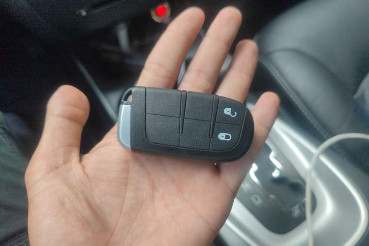 Used Dodge Journey 2013 2.4L Two-Wheel Drive Luxury Version Vehicle Key