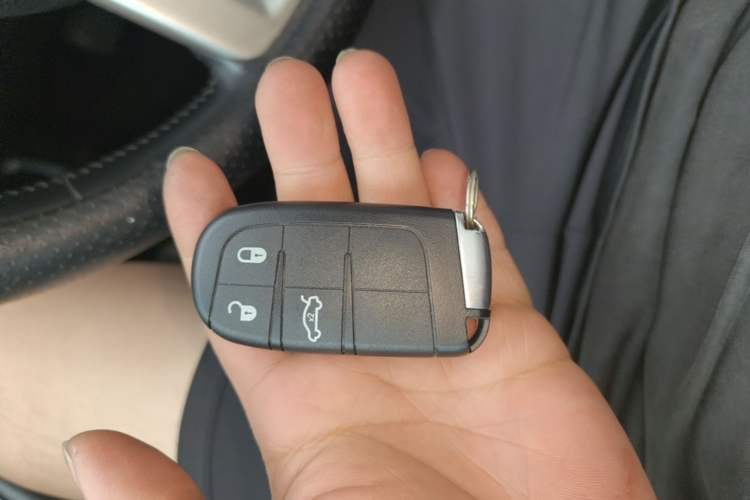 Used Dodge Journey 2013 2.4L Two-Wheel Drive Luxury Version Vehicle Key