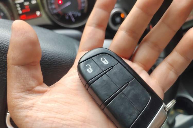 Used Dodge Journey 2013 2.4L Two-Wheel Drive Luxury Version Vehicle Key