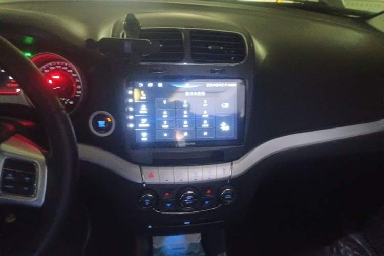 Used Dodge Journey 2013 2.4L Two-Wheel Drive Luxury Version Audio And AC Panel