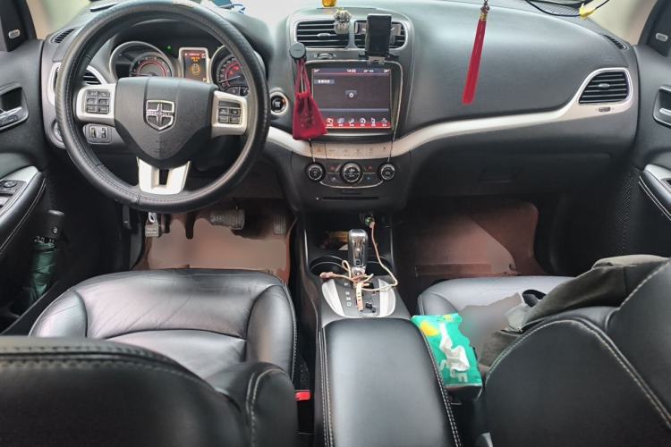 Used Dodge Journey 2013 2.4L Two-Wheel Drive Luxury Version Center Console