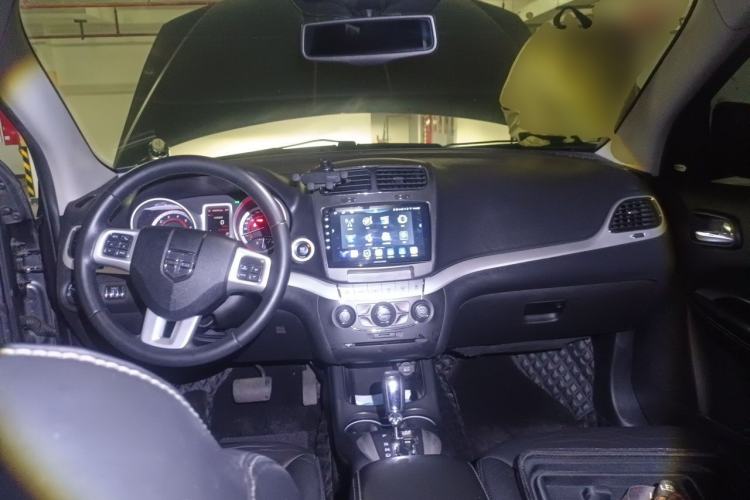 Used Dodge Journey 2013 2.4L Two-Wheel Drive Luxury Version Center Console