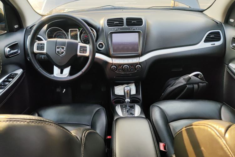 Used Dodge Journey 2013 2.4L Two-Wheel Drive Luxury Version Center Console