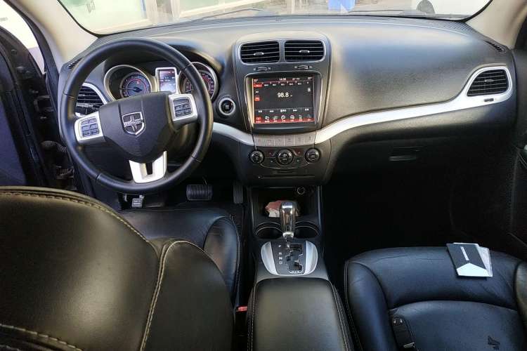 Used Dodge Journey 2013 2.4L Two-Wheel Drive Luxury Version Center Console