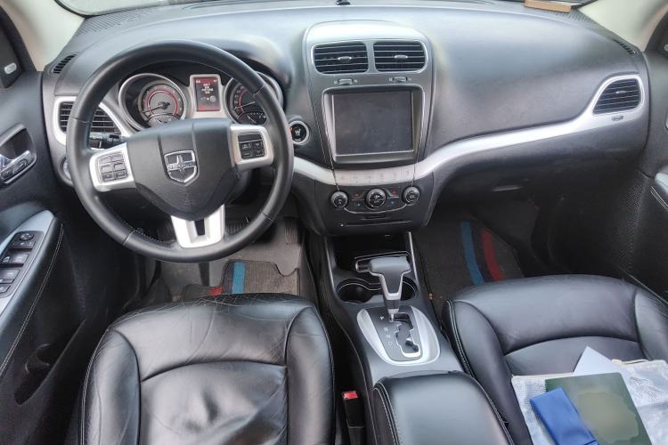 Used Dodge Journey 2013 2.4L Two-Wheel Drive Luxury Version Center Console