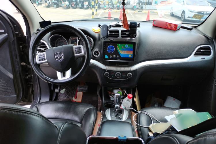 Used Dodge Journey 2013 2.4L Two-Wheel Drive Luxury Version Center Console