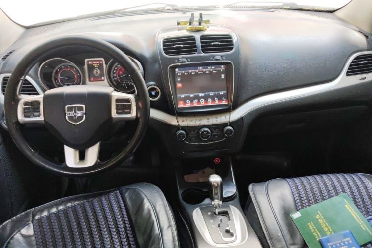 Used Dodge Journey 2013 3.6L Four-Wheel Drive Flagship Edition Center Console