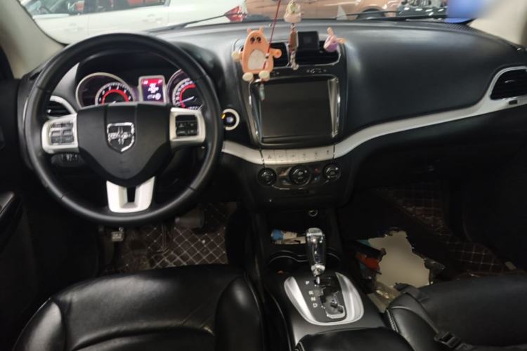 Used Dodge Journey 2013 2.4L Two-Wheel Drive Luxury Version Center Console