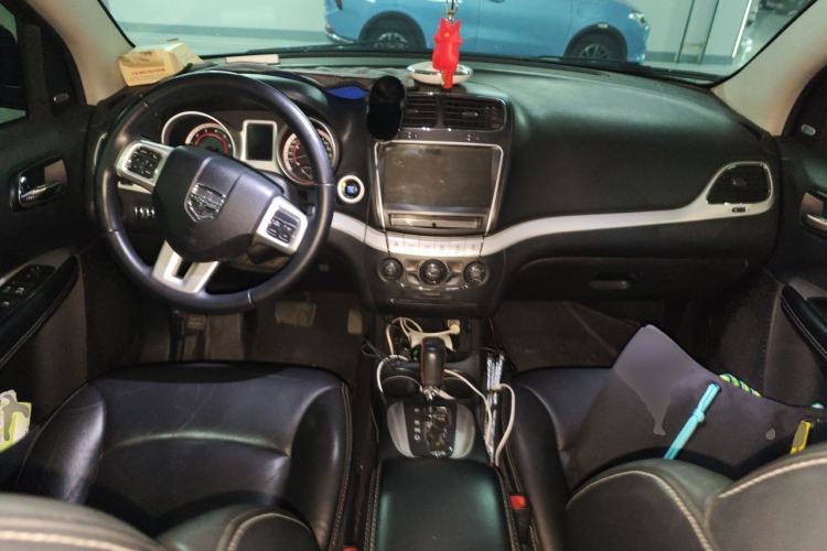 Used Dodge Journey 2013 2.4L Two-Wheel Drive Luxury Version Center Console