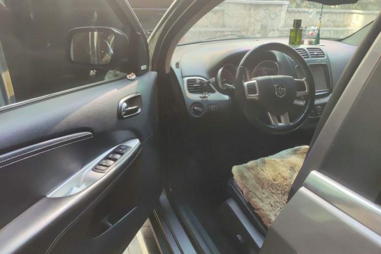 Used Dodge Journey 2013 2.4L Two-Wheel Drive Luxury Version Driver Seat