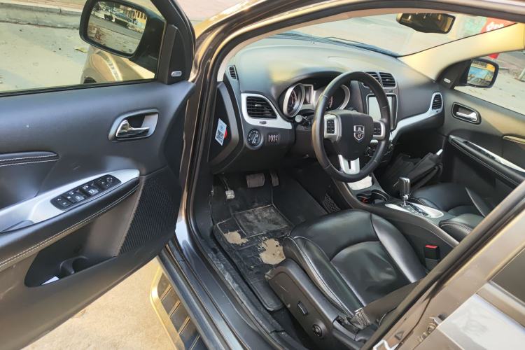 Used Dodge Journey 2013 2.4L Two-Wheel Drive Luxury Version Driver Seat
