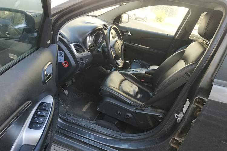 Used Dodge Journey 2013 2.4L Two-Wheel Drive Luxury Version Driver Seat