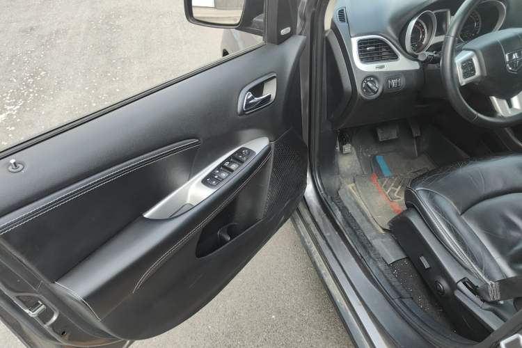 Used Dodge Journey 2013 2.4L Two-Wheel Drive Luxury Version Driver Seat
