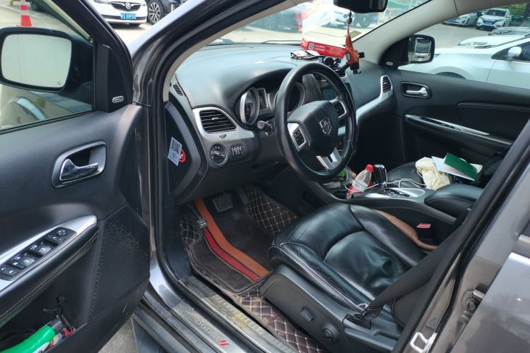 Used Dodge Journey 2013 2.4L Two-Wheel Drive Luxury Version Driver Seat