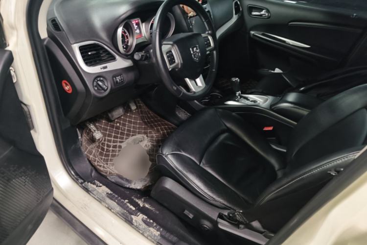 Used Dodge Journey 2013 2.4L Two-Wheel Drive Luxury Version Driver Seat