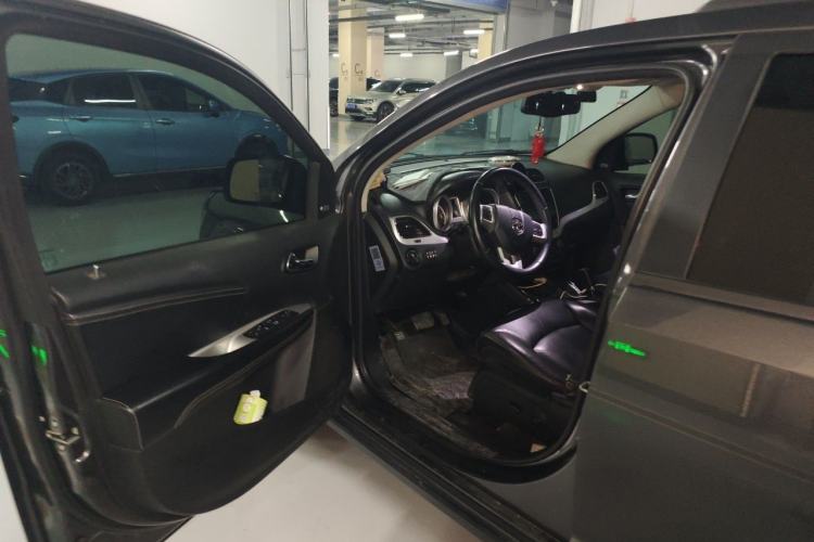 Used Dodge Journey 2013 2.4L Two-Wheel Drive Luxury Version Driver Seat
