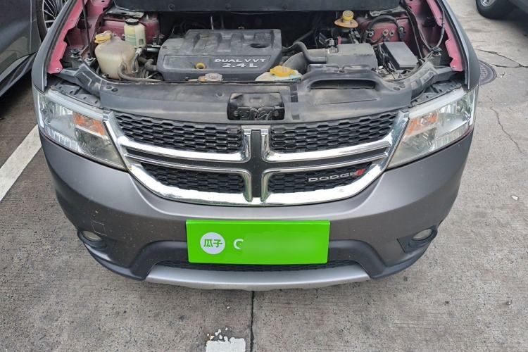 Used Dodge Journey 2013 2.4L Two-Wheel Drive Luxury Version Engine Bay