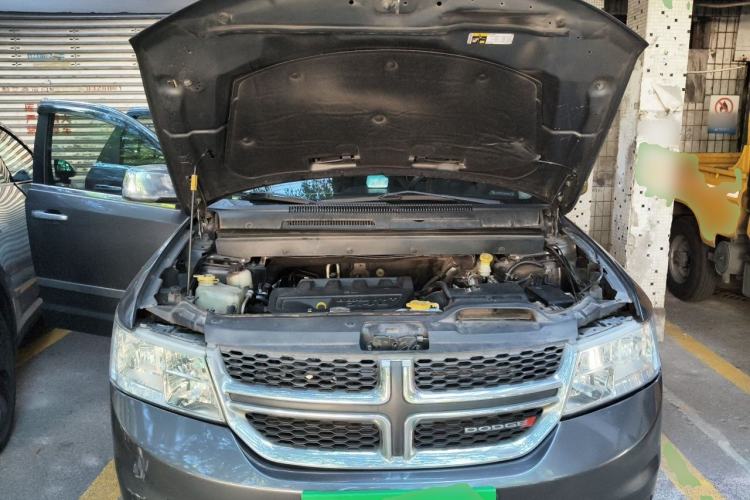 Used Dodge Journey 2013 2.4L Two-Wheel Drive Luxury Version Engine Bay