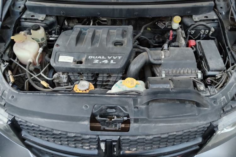 Used Dodge Journey 2013 2.4L Two-Wheel Drive Luxury Version Engine Bay