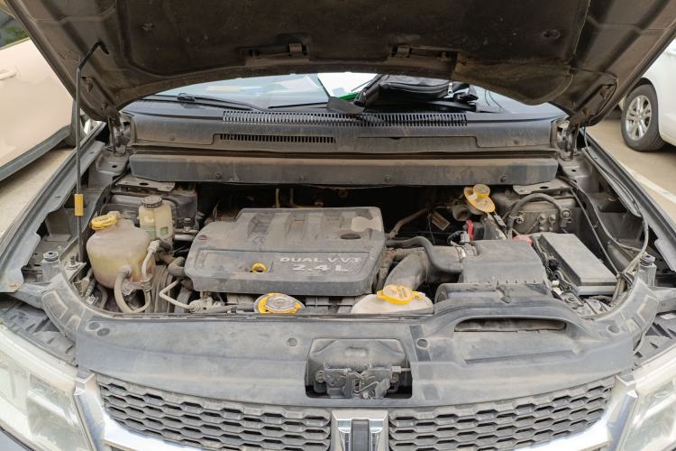 Used Dodge Journey 2013 2.4L Two-Wheel Drive Luxury Version Engine Bay