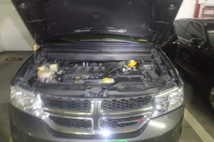 Used Dodge Journey 2013 2.4L Two-Wheel Drive Luxury Version Engine Bay