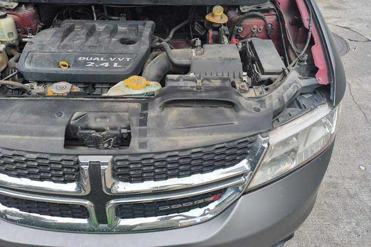 Used Dodge Journey 2013 2.4L Two-Wheel Drive Luxury Version Engine Bay Left