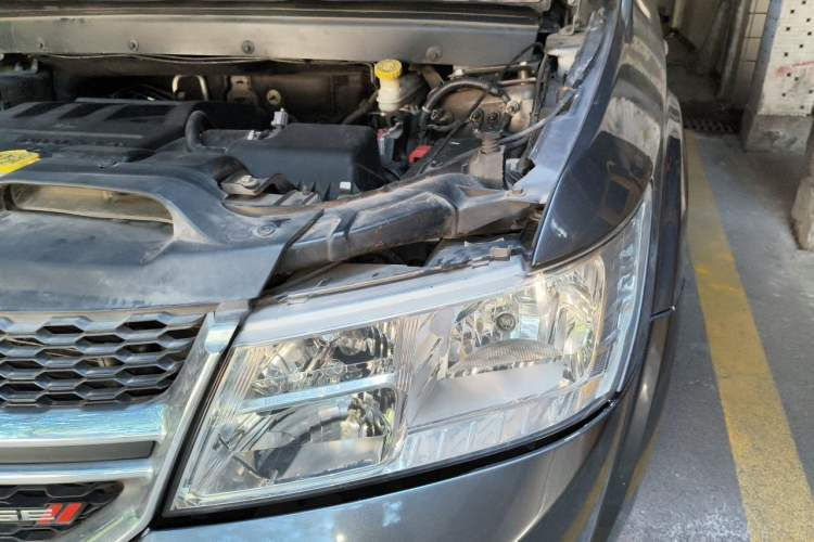 Used Dodge Journey 2013 2.4L Two-Wheel Drive Luxury Version Engine Bay Left