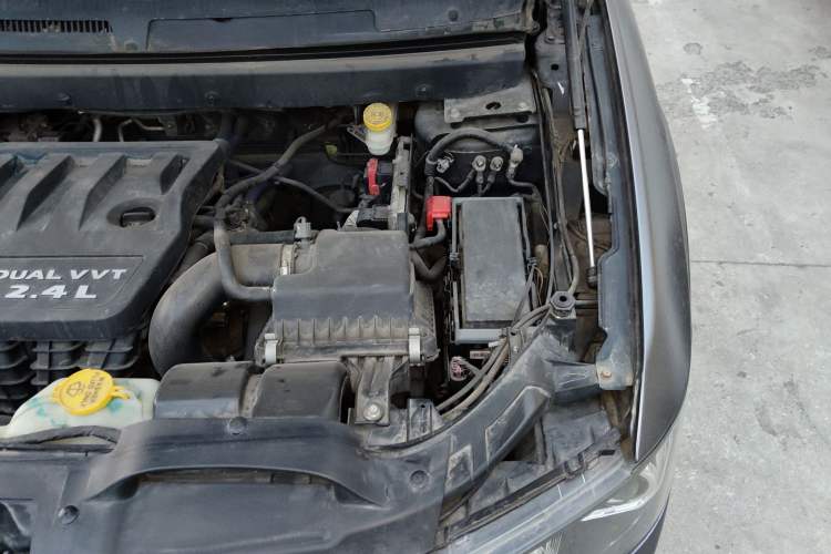 Used Dodge Journey 2013 2.4L Two-Wheel Drive Luxury Version Engine Bay Left