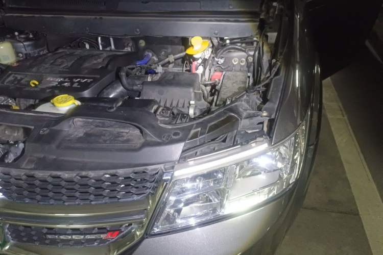Used Dodge Journey 2013 2.4L Two-Wheel Drive Luxury Version Engine Bay Left
