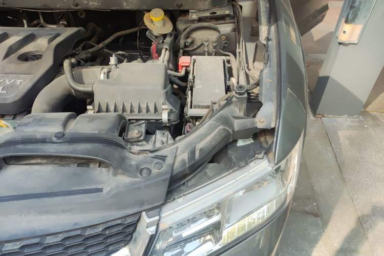 Used Dodge Journey 2013 2.4L Two-Wheel Drive Luxury Version Engine Bay Left