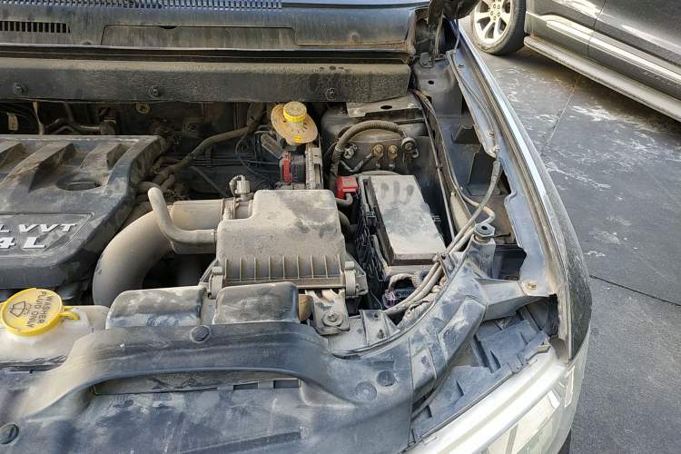 Used Dodge Journey 2013 2.4L Two-Wheel Drive Luxury Version Engine Bay Left