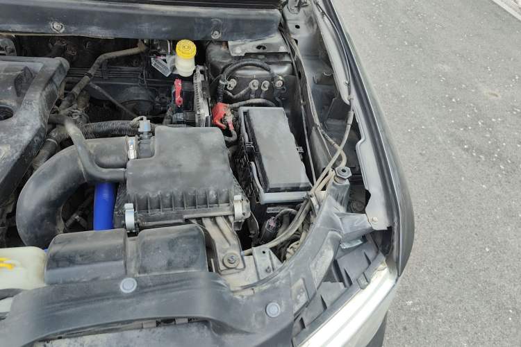 Used Dodge Journey 2013 2.4L Two-Wheel Drive Luxury Version Engine Bay Left