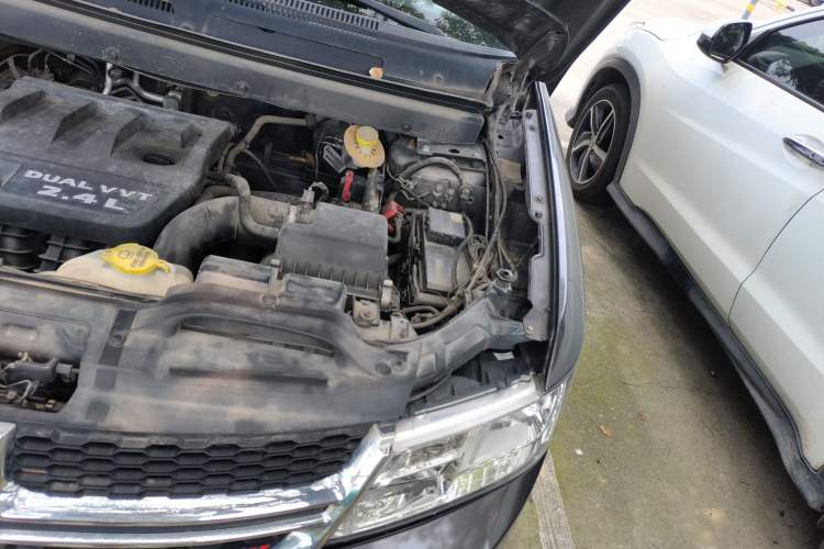 Used Dodge Journey 2013 2.4L Two-Wheel Drive Luxury Version Engine Bay Left