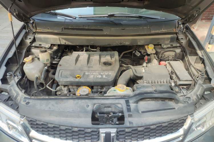 Used Dodge Journey 2013 2.4L Two-Wheel Drive Luxury Version Engine Bay