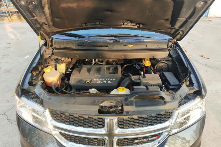 Used Dodge Journey 2013 2.4L Two-Wheel Drive Luxury Version Engine Bay