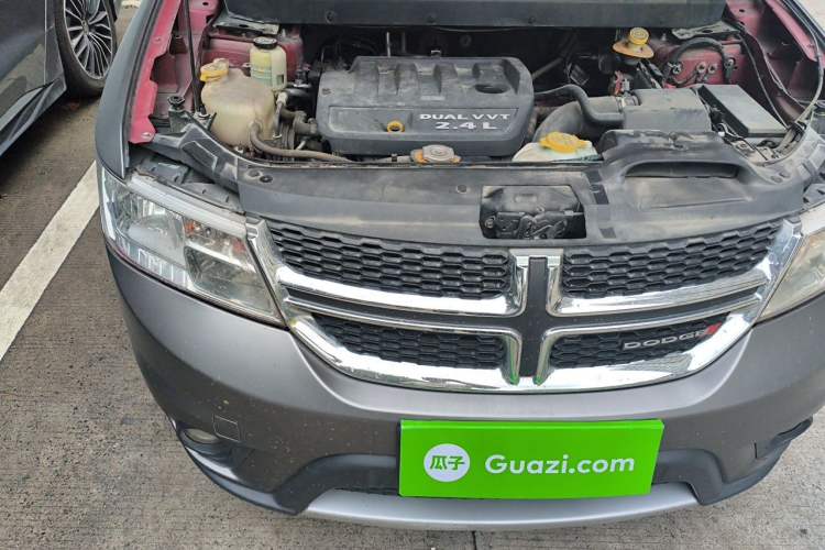 Used Dodge Journey 2013 2.4L Two-Wheel Drive Luxury Version Engine Bay Right