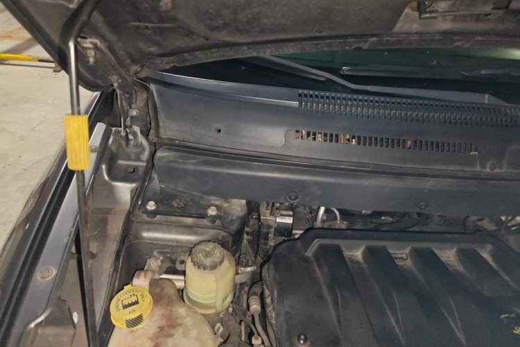 Used Dodge Journey 2013 2.4L Two-Wheel-Drive Smart Edition Engine Bay Right