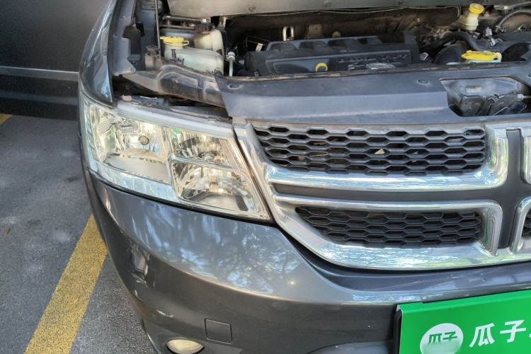 Used Dodge Journey 2013 2.4L Two-Wheel Drive Luxury Version Engine Bay Right