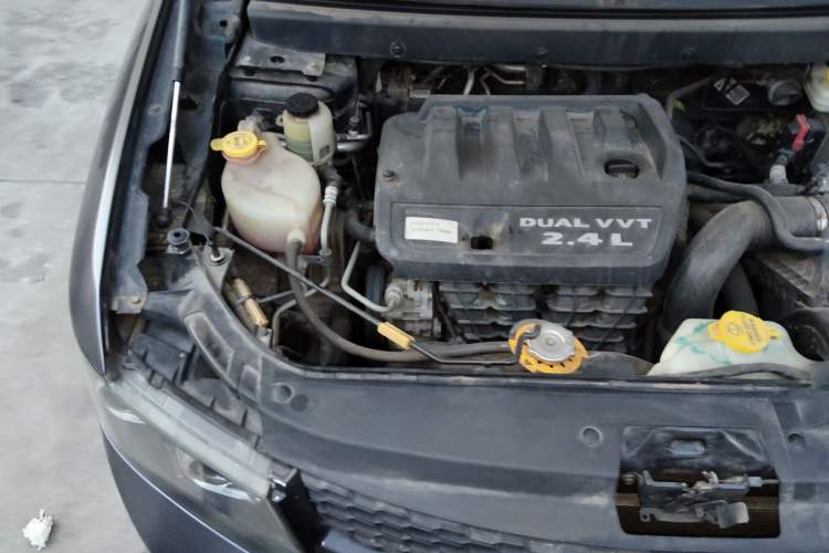 Used Dodge Journey 2013 2.4L Two-Wheel Drive Luxury Version Engine Bay Right