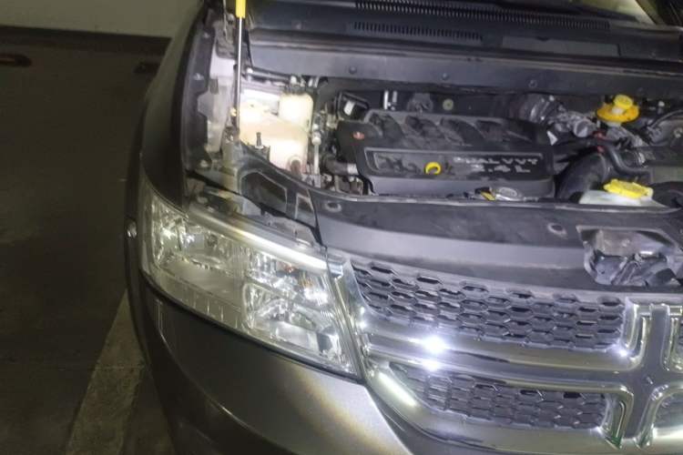 Used Dodge Journey 2013 2.4L Two-Wheel Drive Luxury Version Engine Bay Right