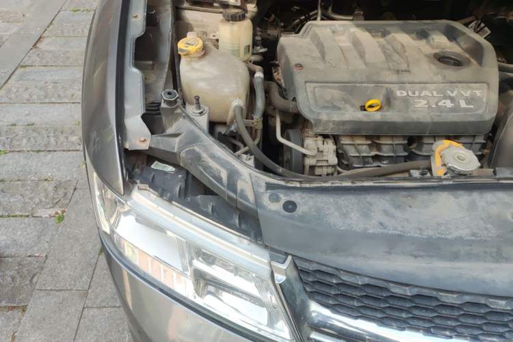 Used Dodge Journey 2013 2.4L Two-Wheel Drive Luxury Version Engine Bay Right