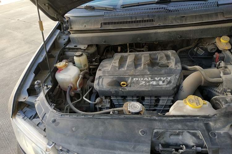 Used Dodge Journey 2013 2.4L Two-Wheel Drive Luxury Version Engine Bay Right