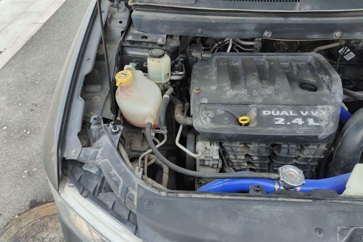 Used Dodge Journey 2013 2.4L Two-Wheel Drive Luxury Version Engine Bay Right