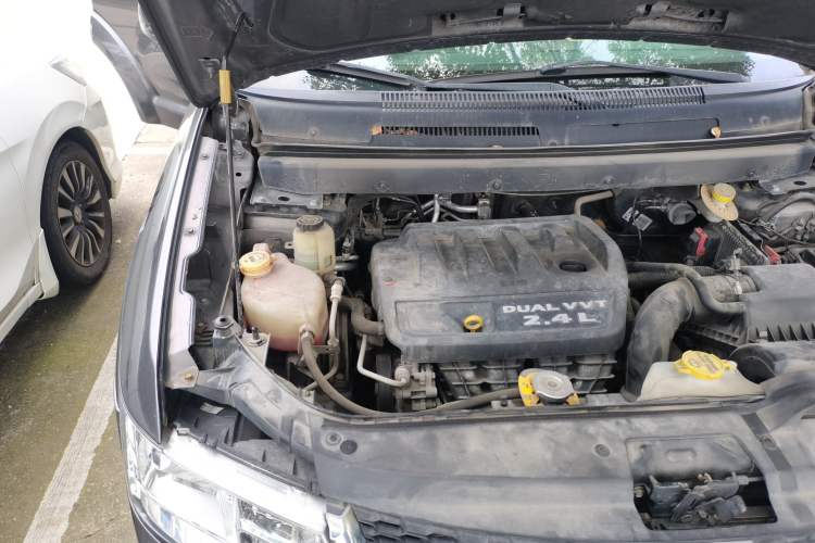 Used Dodge Journey 2013 2.4L Two-Wheel Drive Luxury Version Engine Bay Right