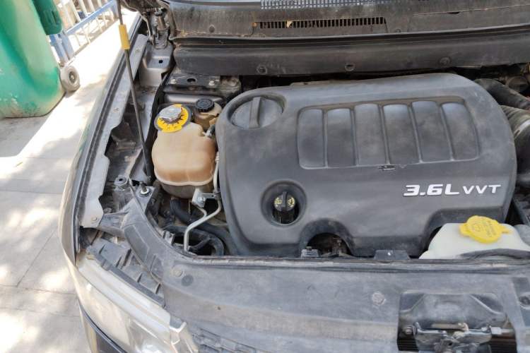 Used Dodge Journey 2013 3.6L Four-Wheel Drive Flagship Edition Engine Bay Right